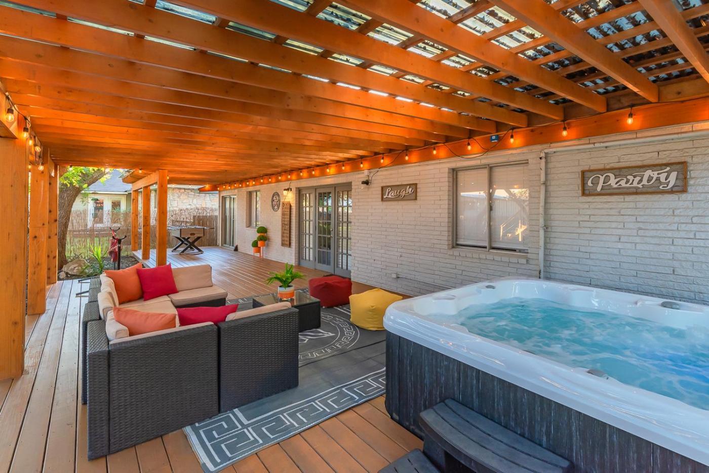 Luxurious Home With Hot Tub & Tree Deck By 6Flags Сан-Антоніо Екстер'єр фото